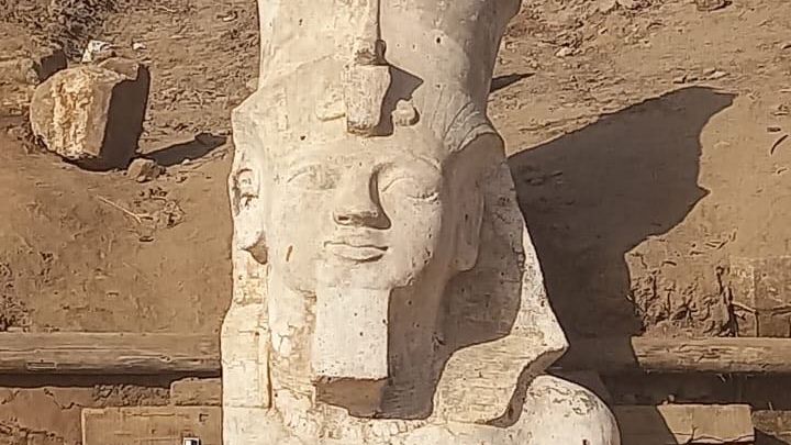 Archeologové v Egyptě odkryli chybějící část sochy faraona Ramsese II.